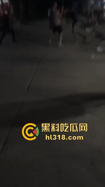 江西樟树精神小伙大火拼！多名男子发生争吵后持刀斗殴，男子被砍到脖子血流一地，真猛啊！