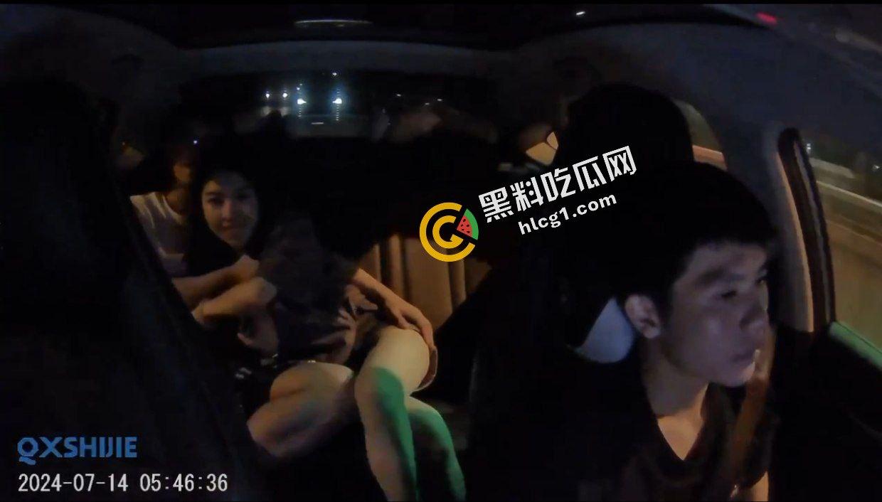 南京长途网约车司机载客 饥渴小情侣后排腻歪亲嘴口交 司机当做没看见 监控录像传出