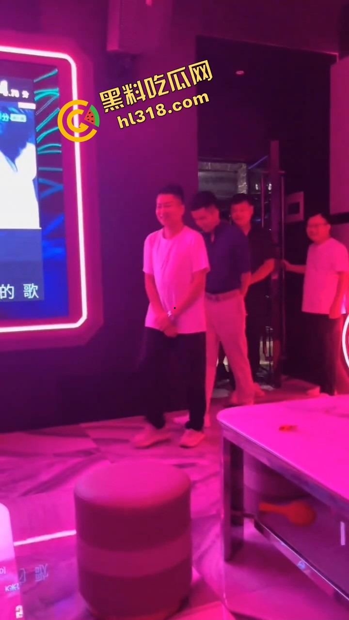 富婆KTV男模选秀，台上一群丑男只要带个鸡巴就能上，富婆有钱也不挑，瓜友们质量都比他们强太多！