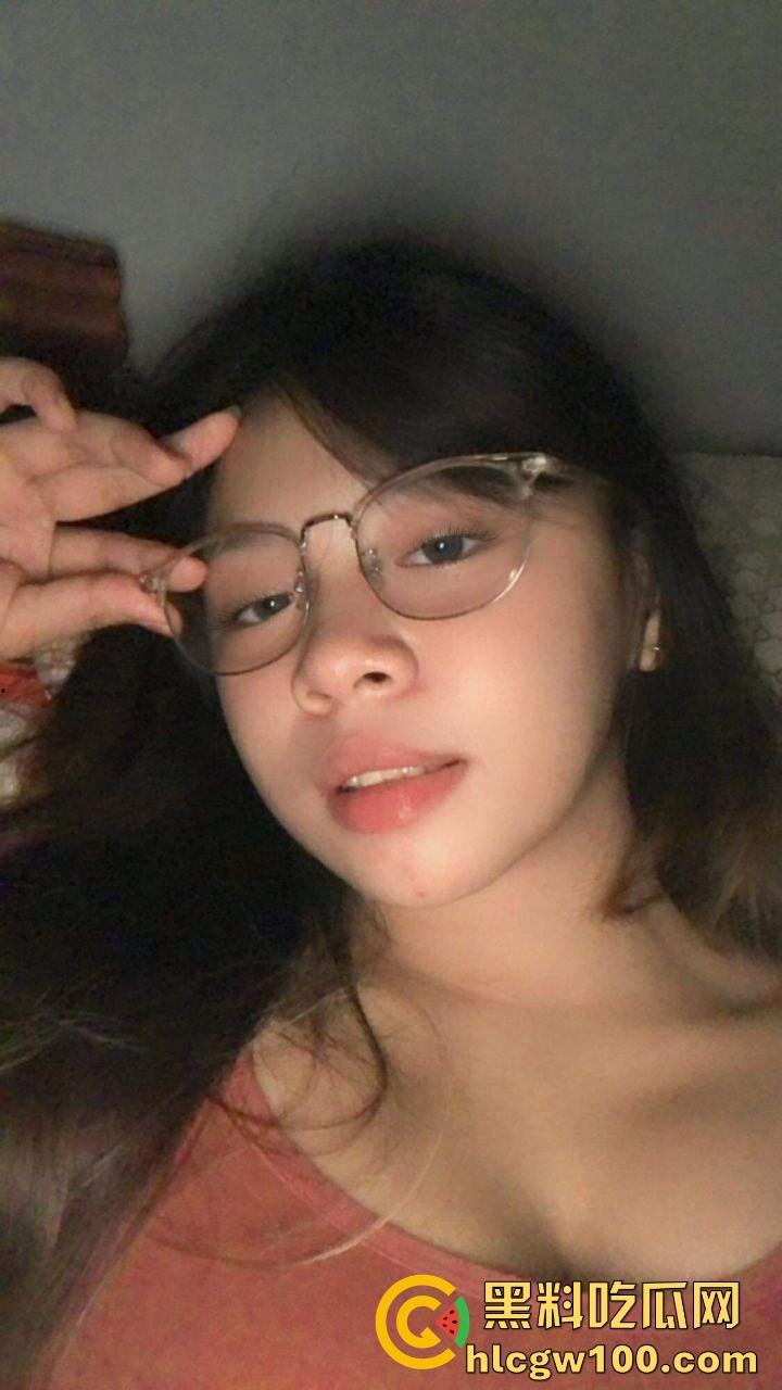 泰国精神小妹的骚浪程度完全不输国内，自带拍片技能，黄毛良配上头，谁不想搞个这种会玩的小野猫！