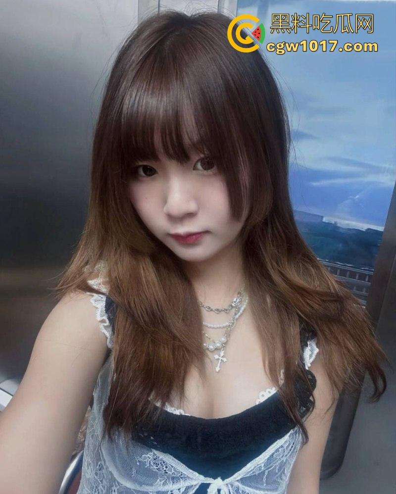 成都大学微胖小学妹【邓嘉义】做爱视频泄漏，露脸口交深喉舔屌，男友无套猛干高潮颜射！