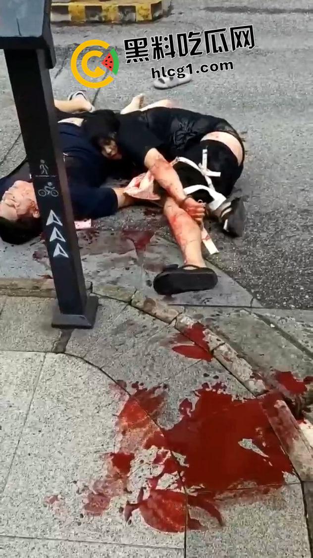 广西防城港公婆不按规定停车 还打骂保安 被保安夺刀砍死 大快人心 现场血腥视频流出