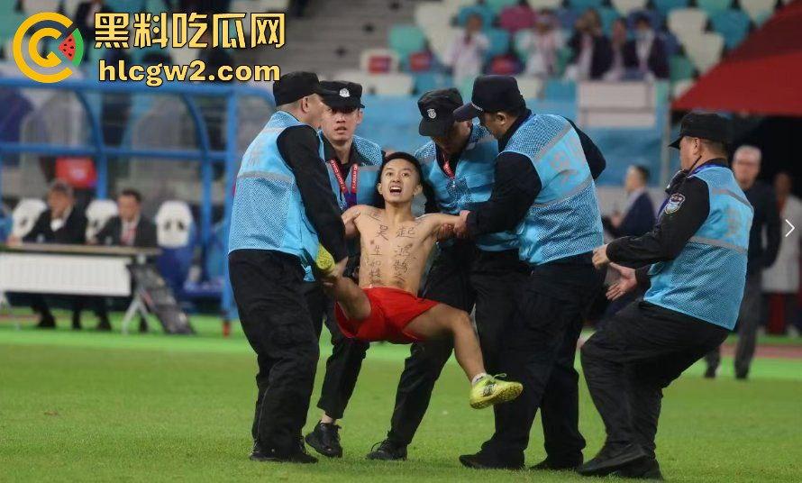 世预赛国足vs日本，球迷第33分钟场内抢戏！比赛被迫暂停，这热情过头了吧？