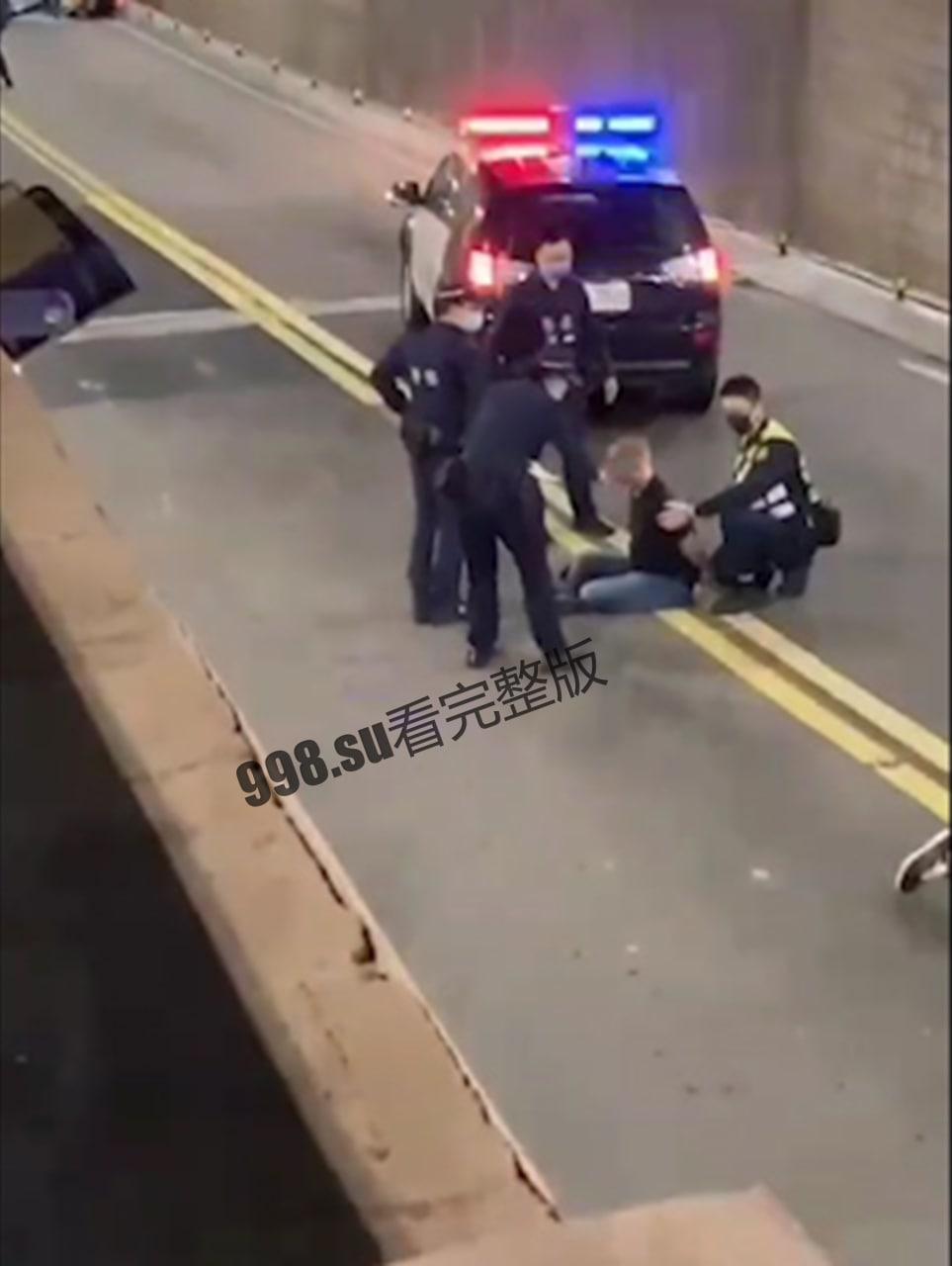 11.15台湾忠孝东路隧道，小伙撞死人还袭警遭警察击毙，全过程视频