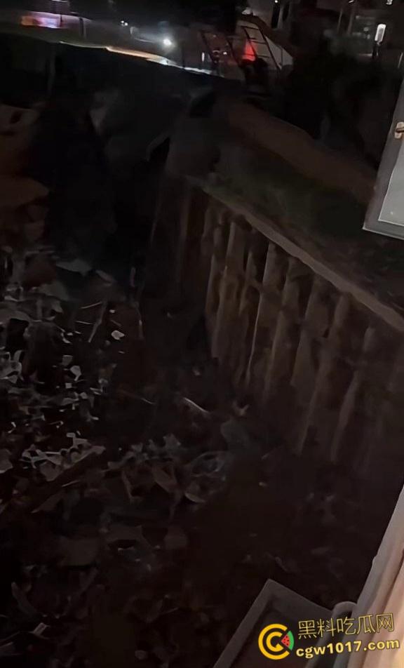 湖南邵阳资江小学深夜坍塌惨剧，违规施工野狗刨坑挖烂地基，操场撕裂大口教学楼咔嚓墙角炸裂，幸无孩子砸伤！