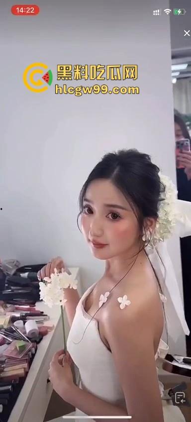 直播新赛道！新娘化妆走光,极品小姐姐奶头完全展现，流量密码被你拿捏的死死的