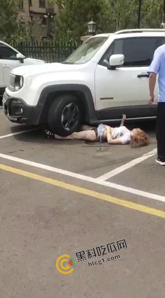 河北唐山古冶区某游泳馆门前 一男子驾车多次碾压躺在地上的女子致其死亡 现场视频流出