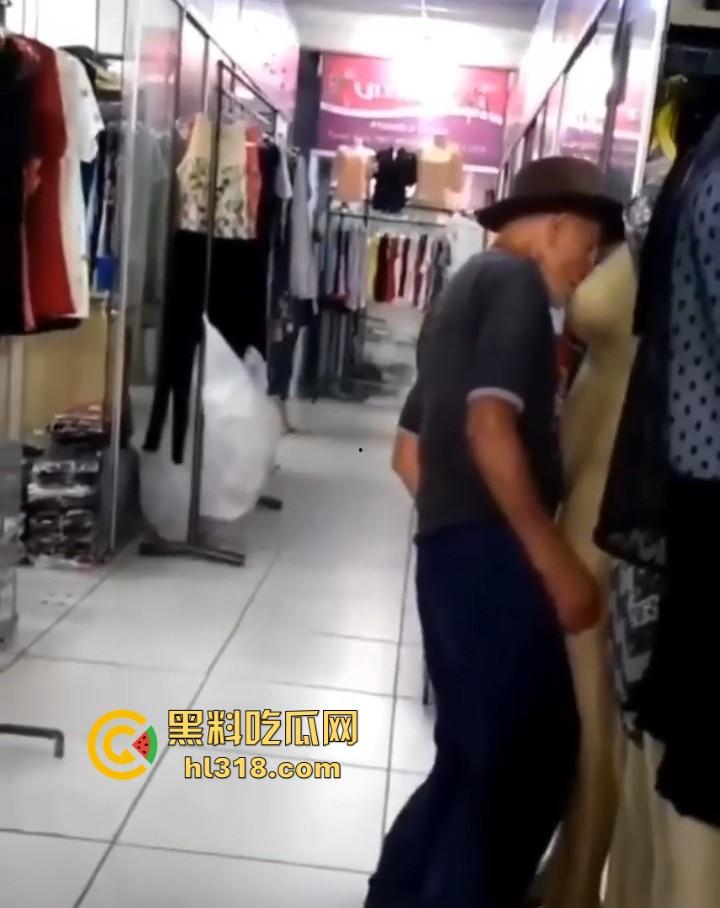 奇葩老头的迷幻操作，离谱老登对着服装店人体模特意淫，又亲又顶又抱的，这是什么新的老登锻炼方式吗？