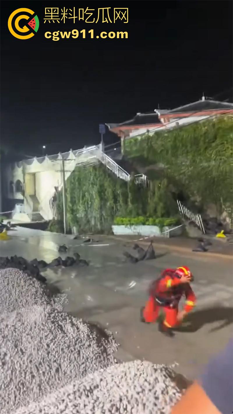 广西南宁邕江北大桥出现险情！洪水导致地面塌陷，消防队迅速出击，现场坍塌画面流出！