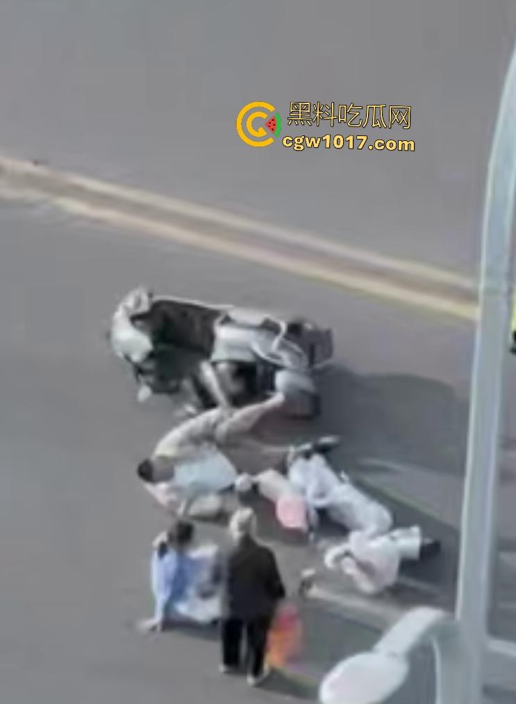 上饶电动车“奥斯卡”撞车大戏，大哥躺地飙演技假装植物人，女人快起来了他还全躺装死，影帝快起来领奖了！