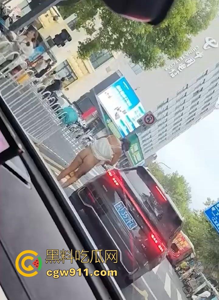 江苏衣裳街街头惊现户外露出，疑似神经病女子闹市区发癫，马路中一丝不挂狂舞，路人惊呼纷纷拍照！