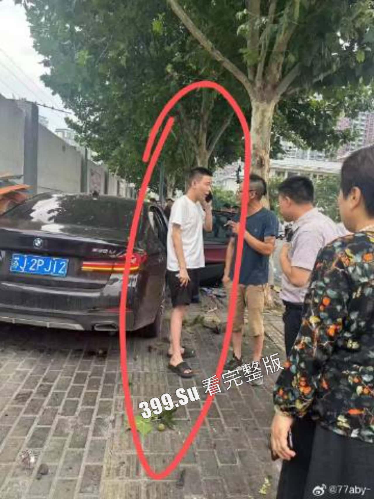 7.13盐城 文泽府邸小区 宝马车主 吸加料电子烟上头  连闯红灯朝人堆里撞  下车仍淡定打电话  现场视频惨烈