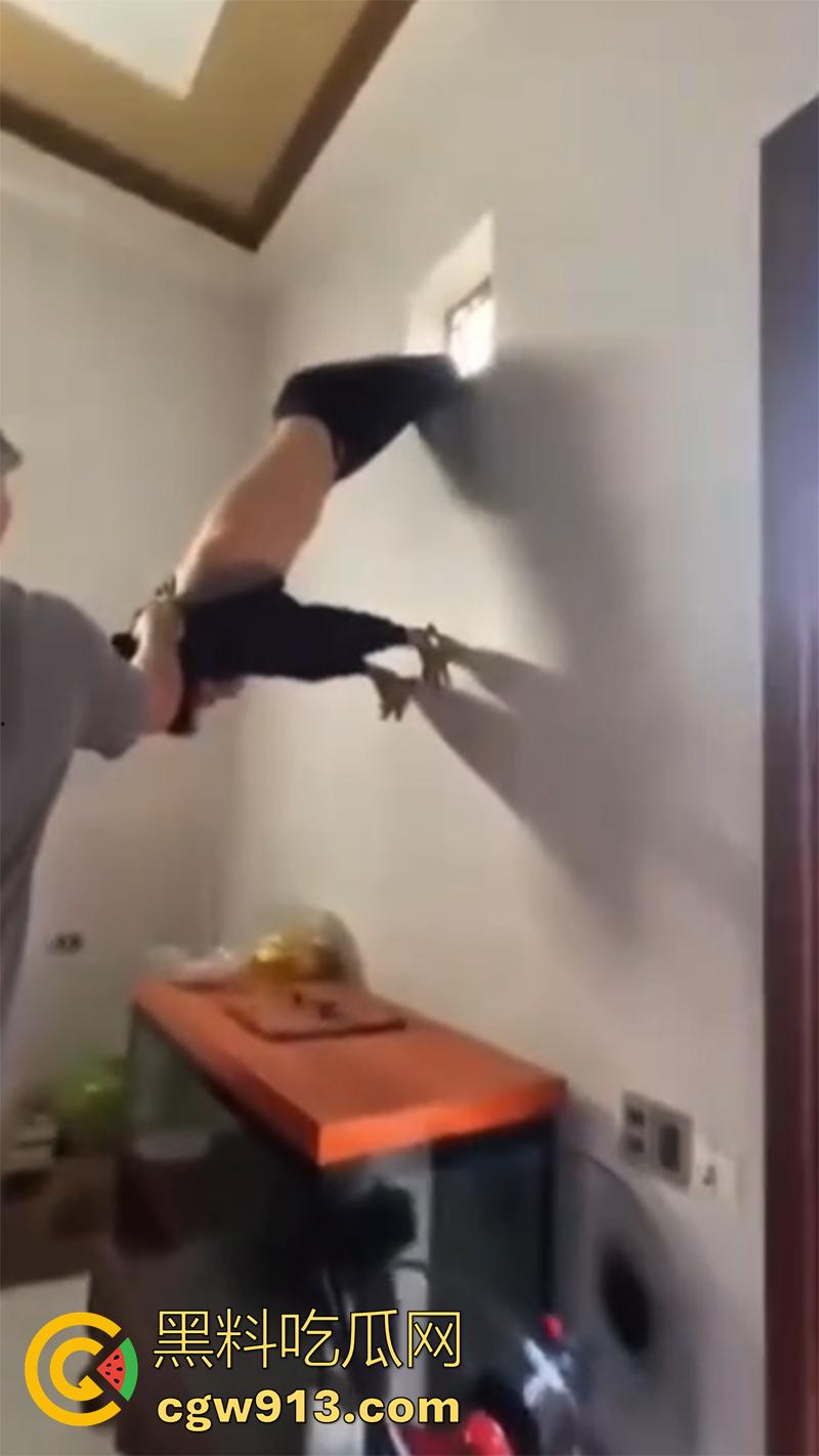 小偷也需要智商啊，越南南定省一名年轻人进行盗窃时，两只脚意外被窗户卡住，最后被警察解救下来！