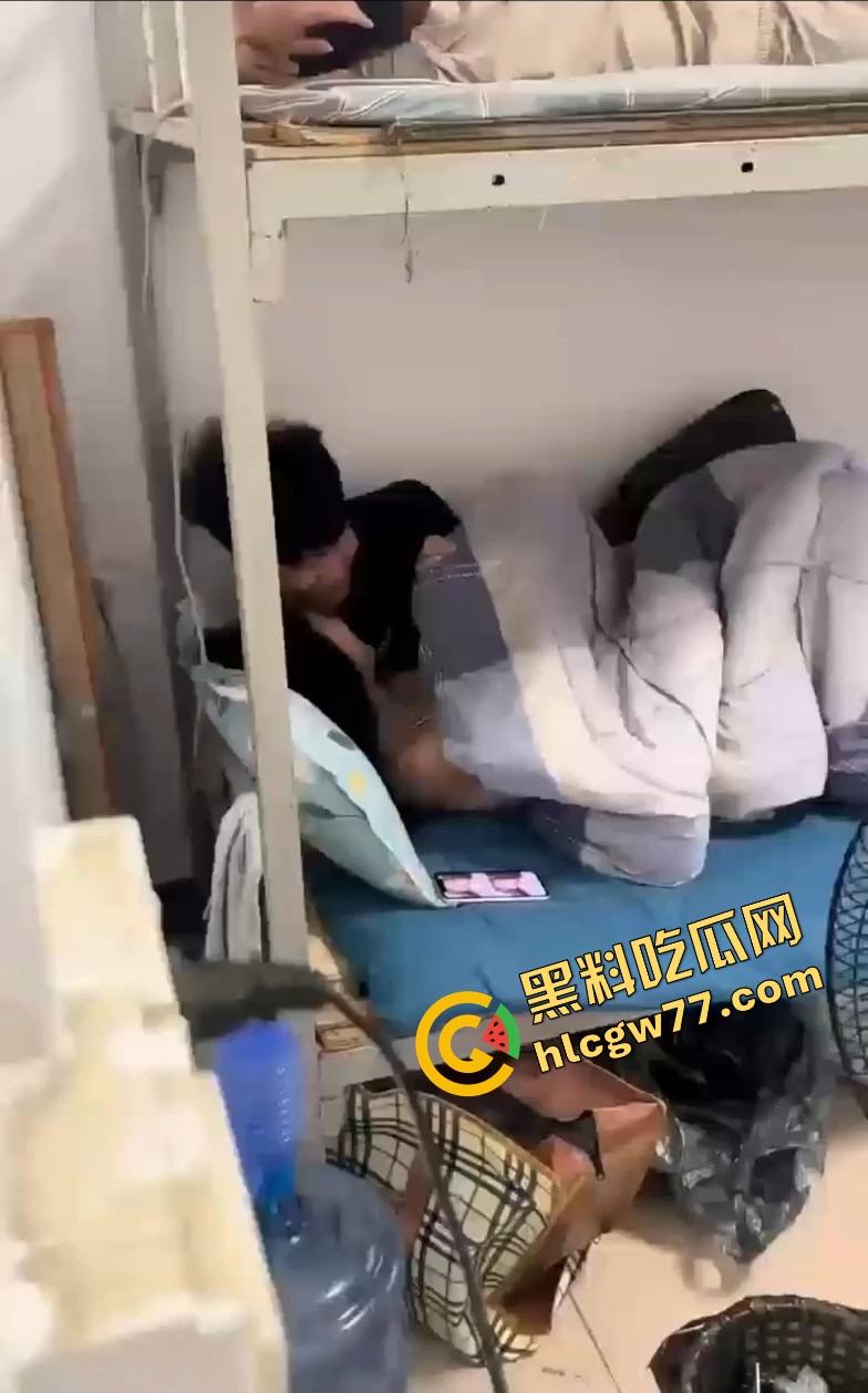 广西老表真会玩，带女友宿舍开车，下铺抱操缠成一团，上铺兄弟瑟瑟发抖快抑郁了！