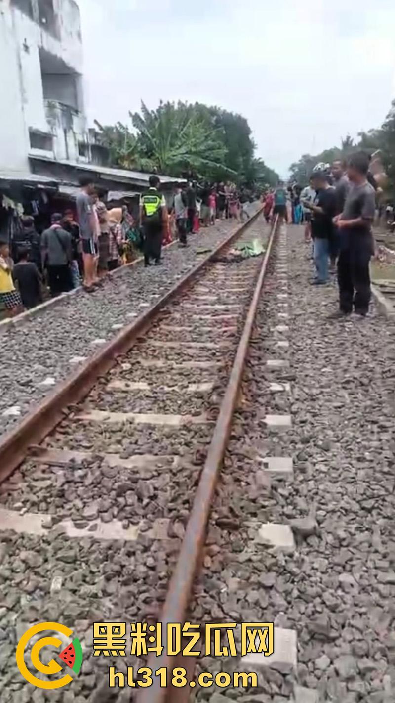 印度三哥作死现场，打横市男子一边玩游戏，一边过火车道，结果遭遇货车碾压，拖行100多米当场死亡！