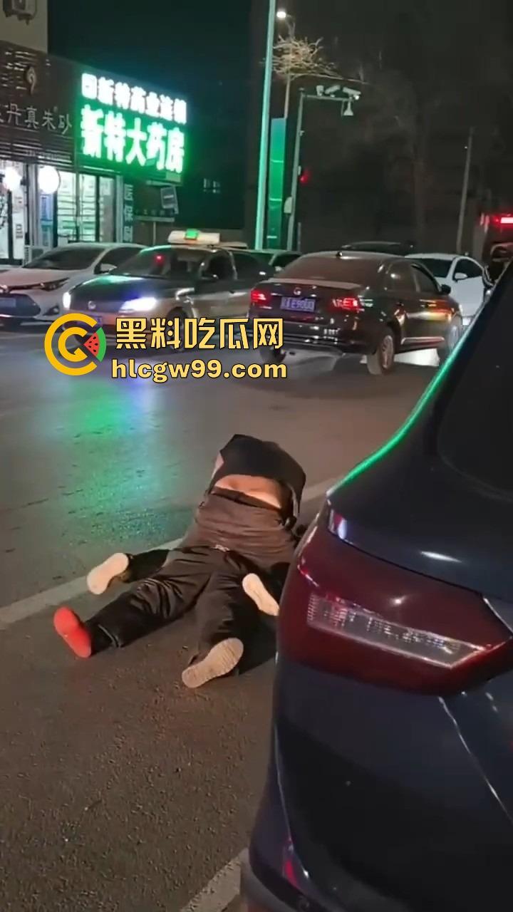 辽宁辽阳灯塔亲兄弟好哥们酒后狂战，拳拳到肉，生怕一拳打不死对方，特警来了才把光头按住！