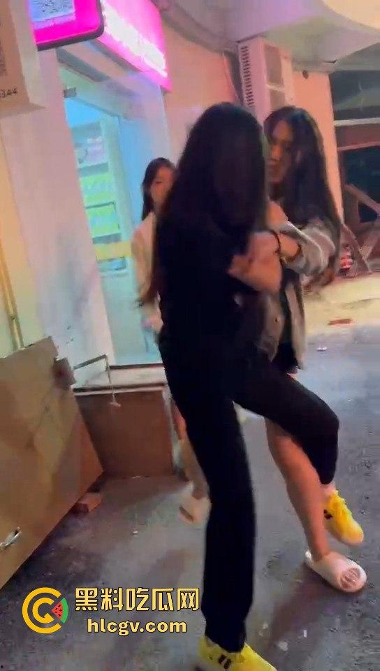 女生打架真有看头！夜晚互殴上演啤酒瓶砸头大战，只因男友劈腿当场火拼！
