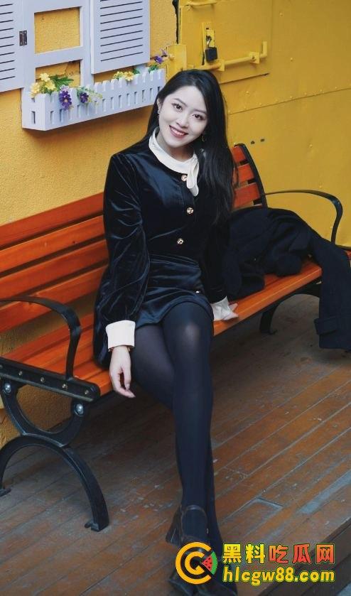 南京大学艺术学院大三贱母狗『杨豆豆』跟新闻狗李某轩搞破鞋，内射烂逼还舔得香，老子曝光这骚货微信随便操！