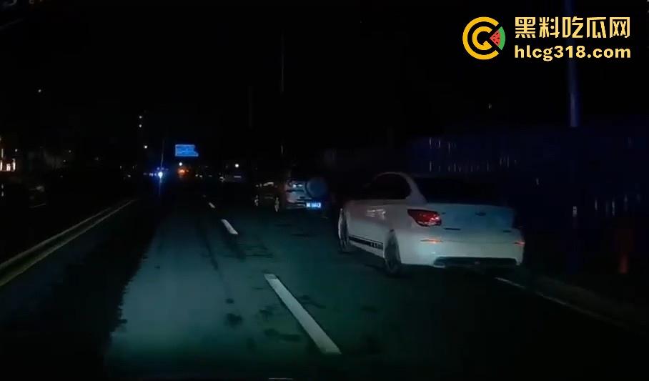 夜晚停车位偶遇户外博主，马路边操逼，灯光移开马上继续，也不知道有没有吓阳痿！