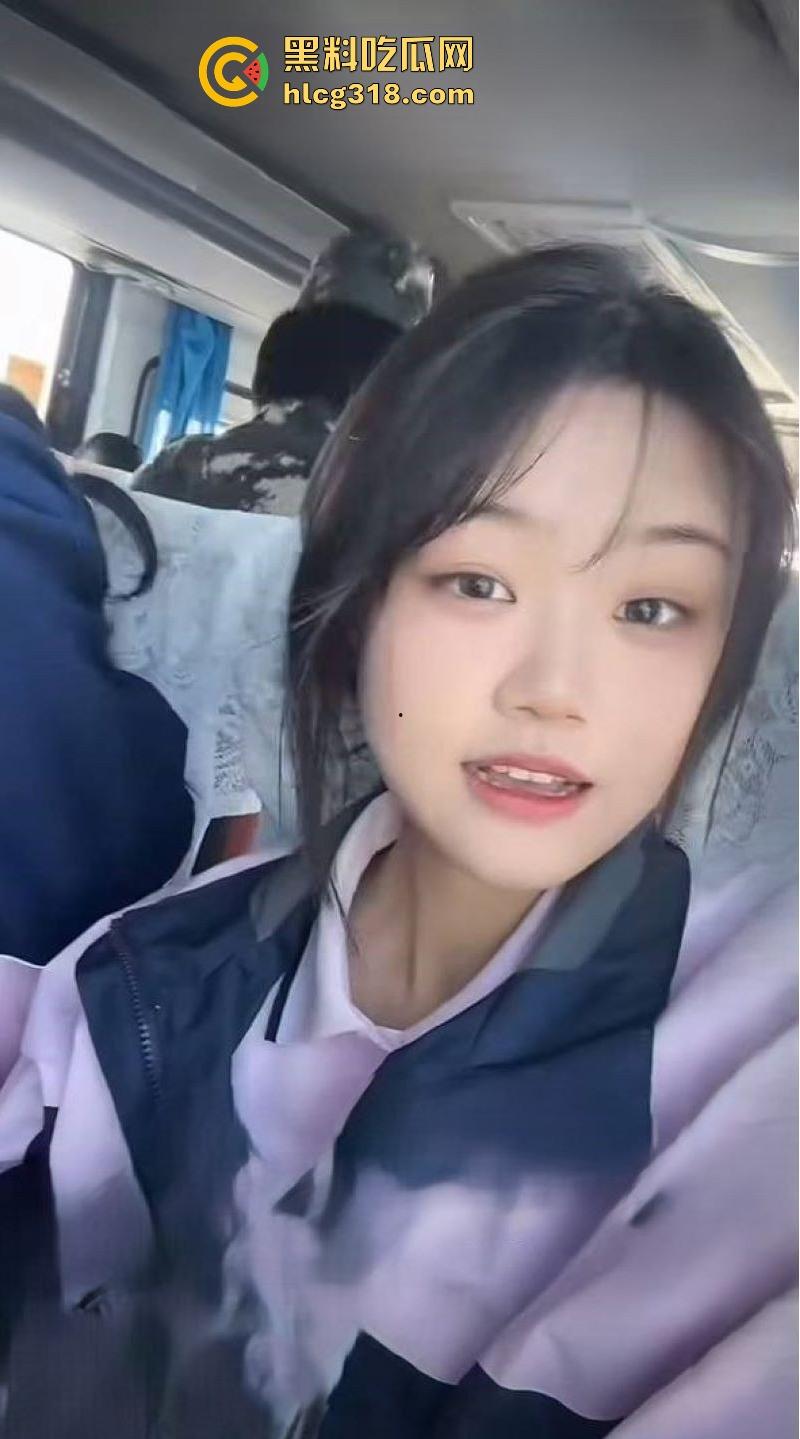 哈尔滨工业大学【张倩倩】极品反差1V1情趣装自慰，风骚嫩逼挑逗镜头，淫水四溢 ！