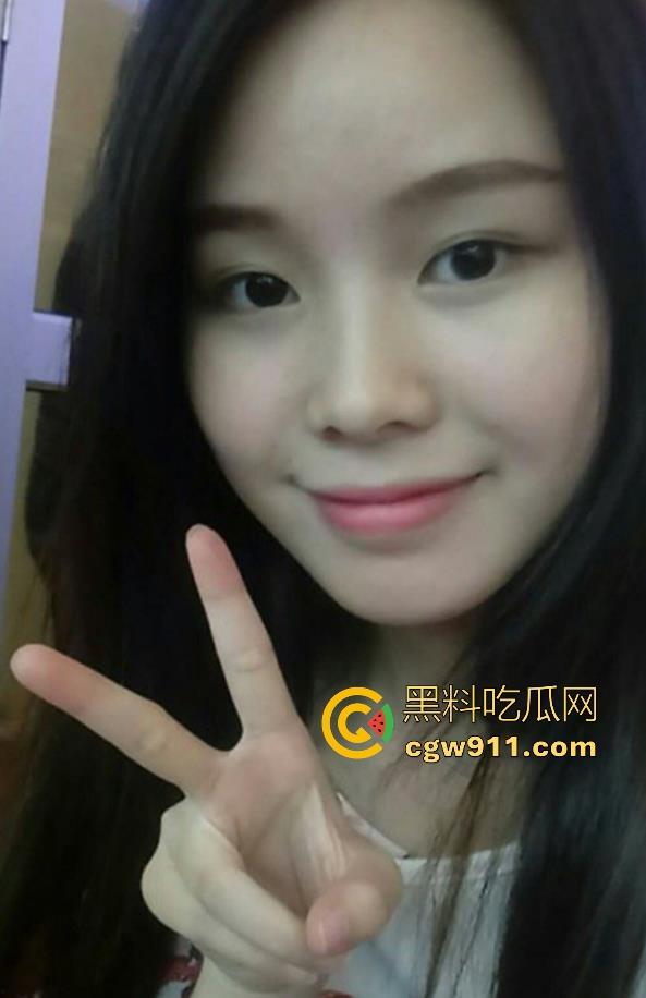 广州外企白领高管【沈佳奕】跟男友自拍啪啪流出，口交深喉吞精，一线天白虎嫩穴猛插，直接看射了！