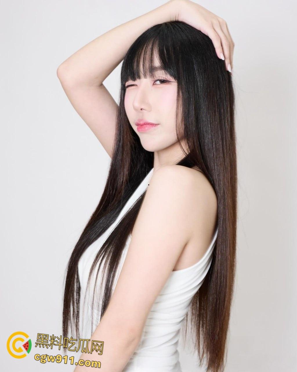 泰国高颜值福利姬【highsstn】，圣诞节情趣制服诱惑，巨乳渔网深喉口交，翘臀跟小马达一样动感疯狂榨精 ！