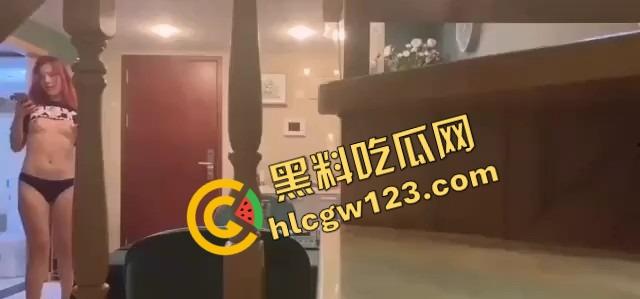 主人命令她勾引外卖小哥，她脱光了他却背过身，饿了么小哥怒斥我只是来送饭的，别搞这出！