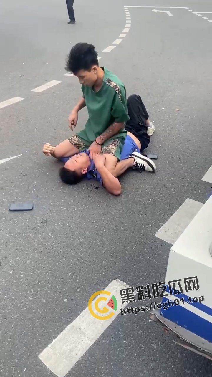 当城管遇上新疆人 这下不嚣张了！ 掐着城管脖子当人质  真是横的就怕不要命的