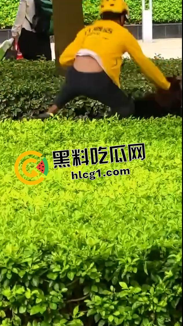 南宁爱情故事 外卖员和女友的街头感情纠纷 看来送再多外卖也留不住你