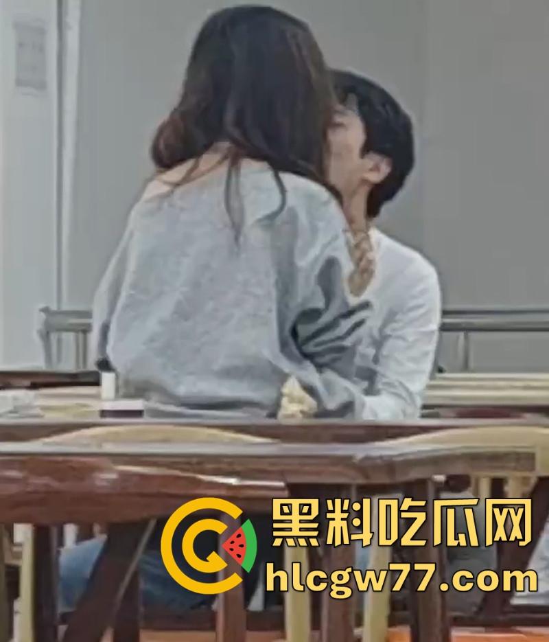 大学食堂情侣当场上演成人片 激情舌吻跪着给男友撸管 钻桌底含鸡巴 偷拍视频火遍全网！