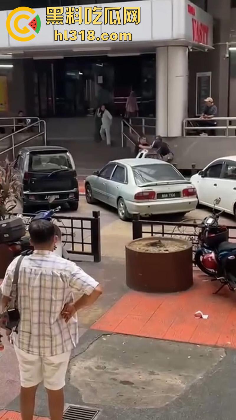 马来西亚醉酒刀仔砍人，新山市惊现醉酒汉，一言不合当街掏刀砍人 ，还涉嫌吸毒，目前已被逮捕！