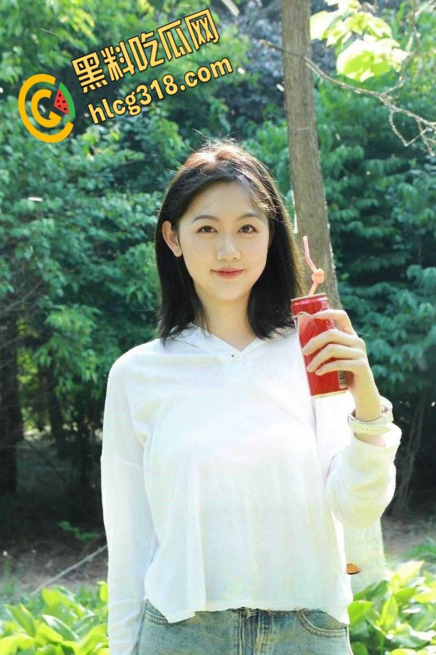 酒吧约炮高颜值嫩妹，竟是高中校友，连体开档黑丝害羞的用手挡，回家路上车震口爆！