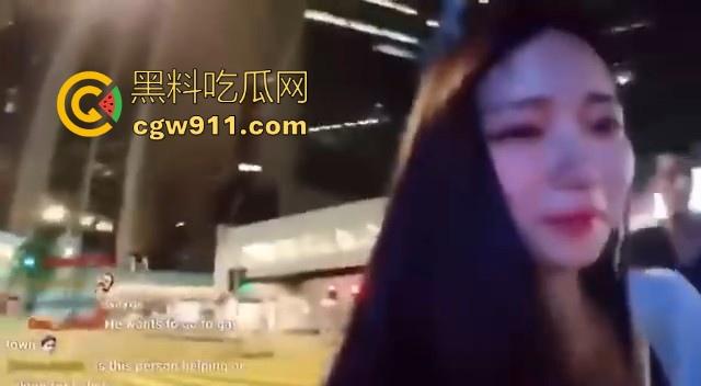 性感可爱外网主播街头直播遭遇印度哥们性骚扰！在地铁狂揉狂摸，这要是在他老家直接无套内射了！