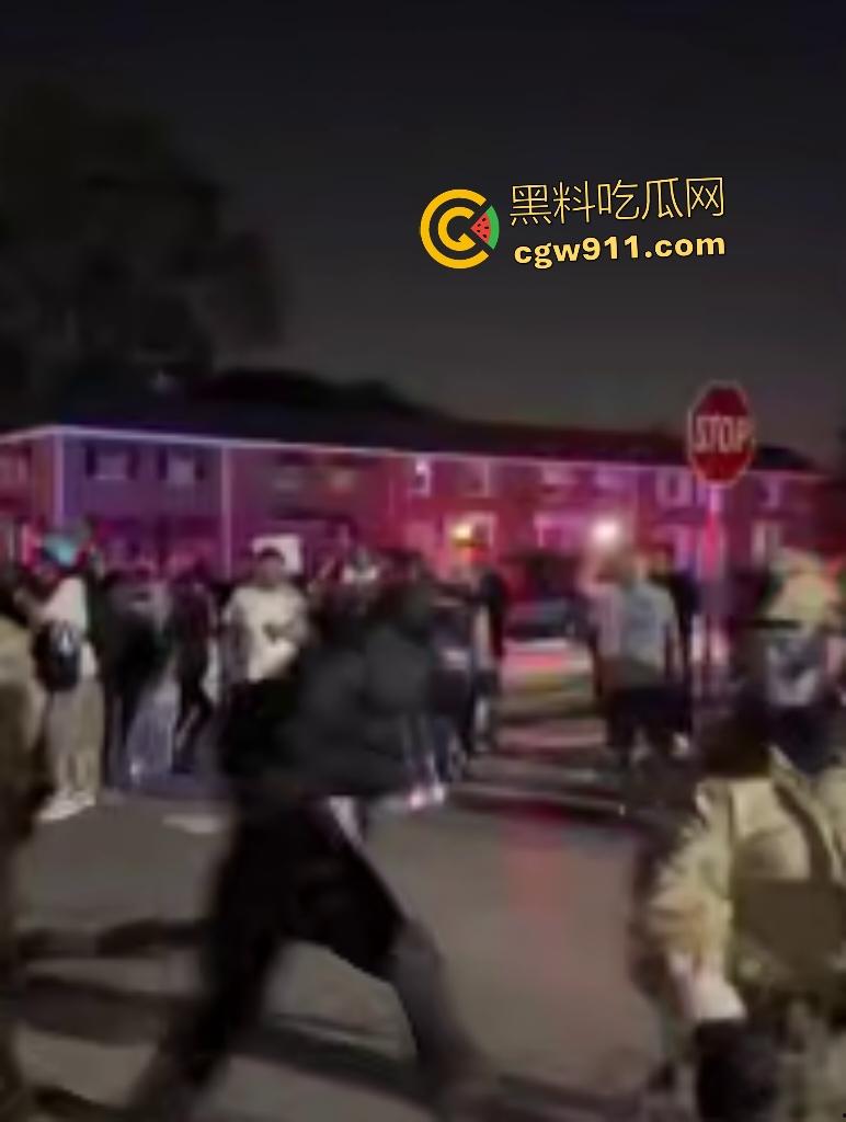 芝加哥移民猎巫大行动！特朗普铁拳砸下800+非法客从车中拖出狂搜住所，巴士驱逐潮喷抗议者怒吼“Shit”！