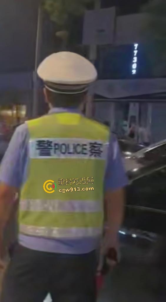 9月3日凌晨岳阳天伦国际，酒驾司机直接撞车逃逸，交警棍敲玻璃都没用，观众连忙说牛逼牛逼！