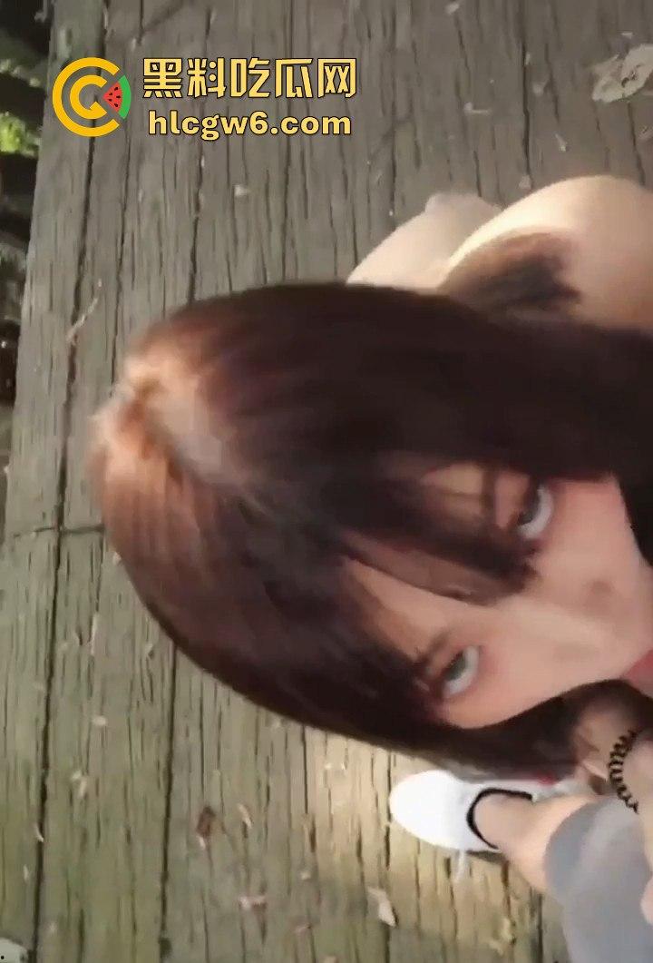 海南外国语极品骚货【冯静姝】带狗链公园伺候金主！跪地舔鸡巴，草地上演狗奴调教全套！