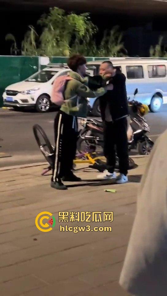 福州酒懵子喝酒喝得发疯，怼孩子当出气筒，要是孩子有刀估计当天就直接火化