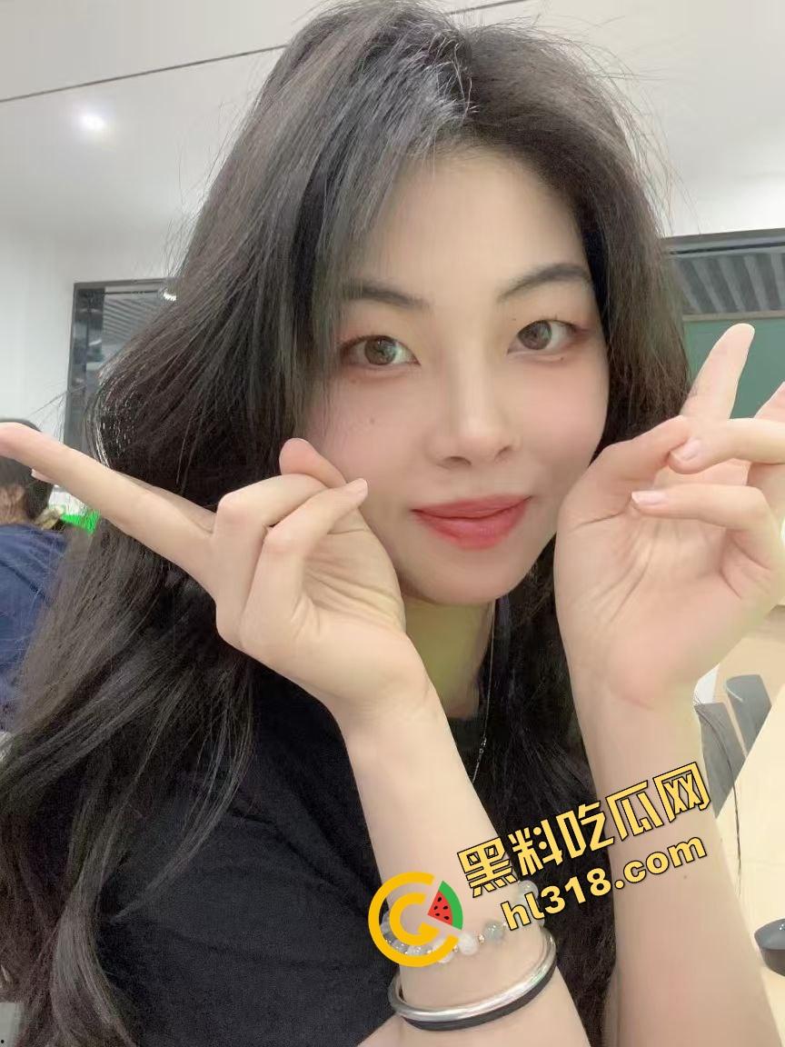 酒店开房正操得起劲，萌妹爸爸一个电话打来，不知道电话那头的爹知不知道自己闺女已经被干高潮了！