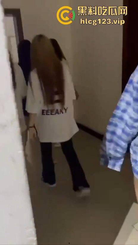 校园霸凌升级！精神小妹厕所暴打，血溅满地，衣服全给扒光，精神小伙拍得乐开花！