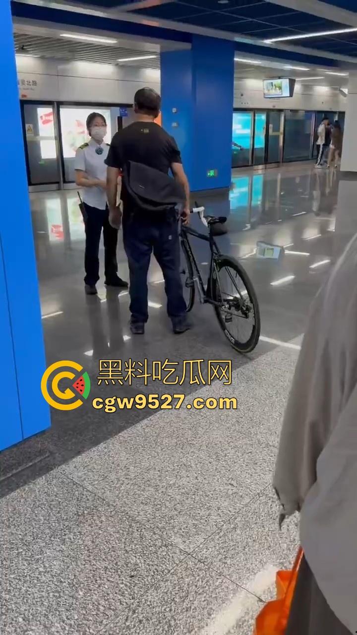 杭州素质眼镜男强行自行车强闯地铁站，工作人员劝解阻挠，全程当没听见，见人就开喷，懂不懂什么叫规定！