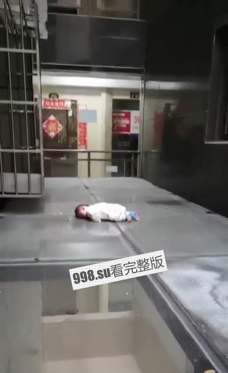 痛心！ 11.24中午，四川绵阳，桃花岛，网传一夫妻吵架，男子把孩子隔窗扔了下去，女子随后跳楼