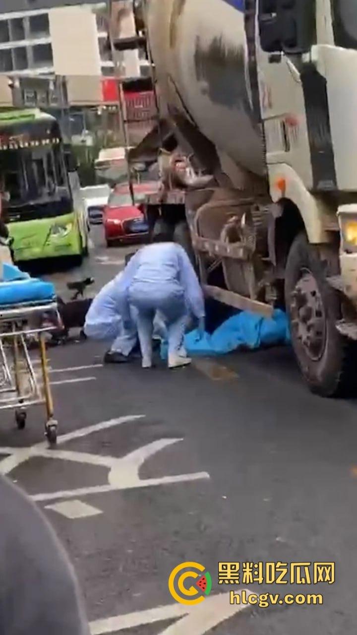 自贡张家沱隧道口工程车酿惨祸一妇女被大型工程车碾压后场景惊心！