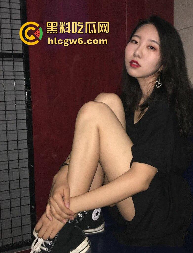 福建男人的噩梦与天堂，眼镜幼师【颜思妤】骚浪到极致，公交车体质每天约炮，口技顶到让人腿软！