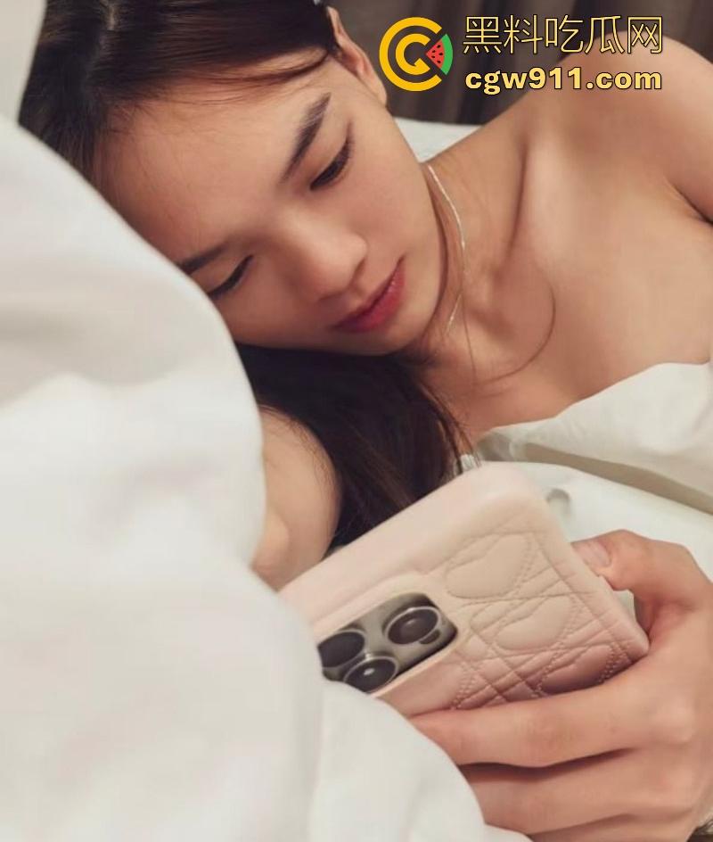 成都美术学院04年女大【魏伶】双手轻揉白嫩美乳，小穴粉嫩多汁，揉捏间乳浪轻颤的画面让人血脉喷张！