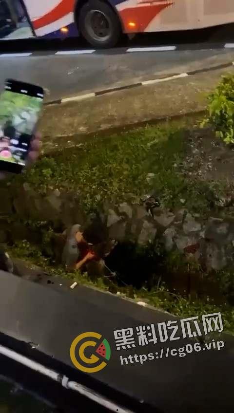 马来西亚第一狠人！割喉完把自己肚子刨开拿肠子出来看 现场血腥画面流出 慎入