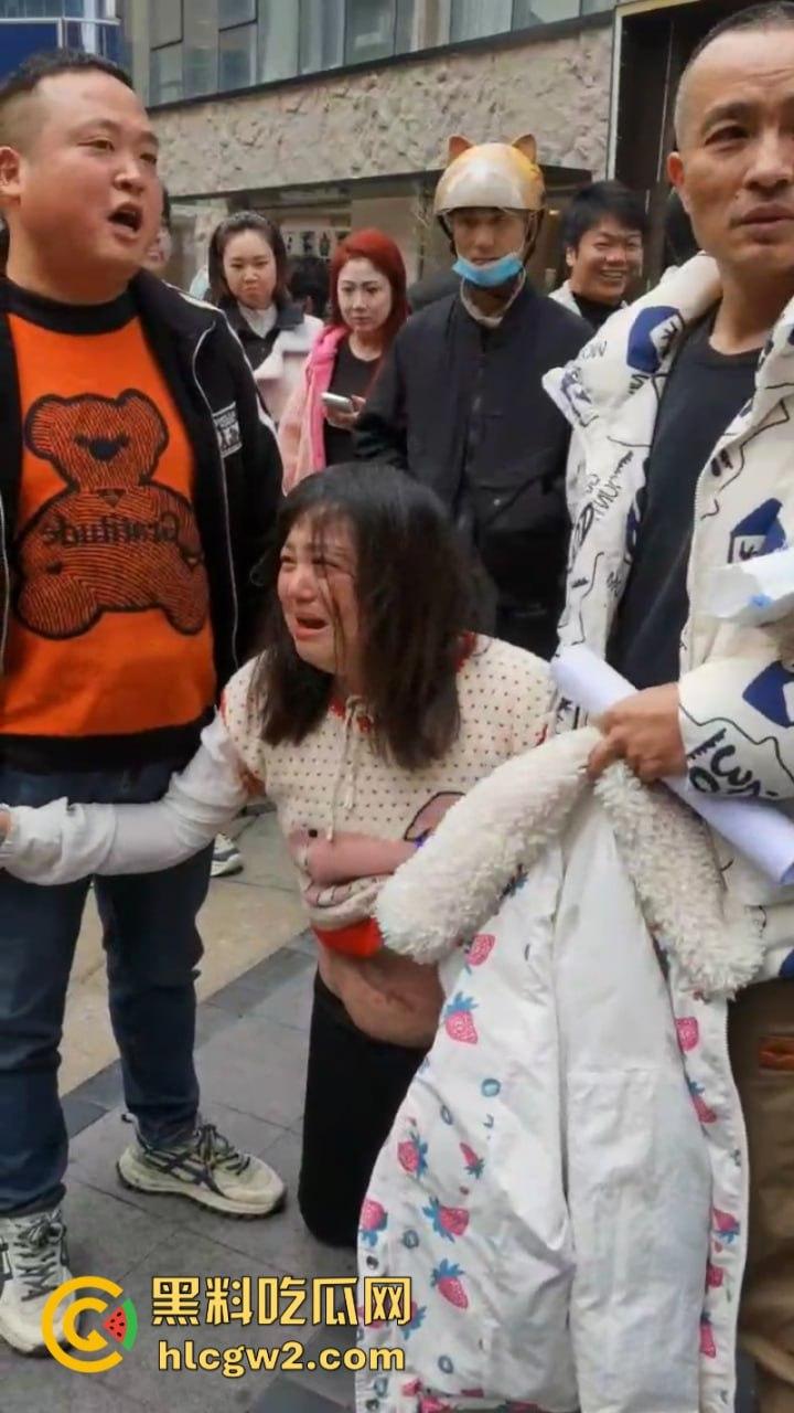 四川泸州胖妹抽脂被戳破大肠差点没命 路边哭喊陈清美容院血债血偿