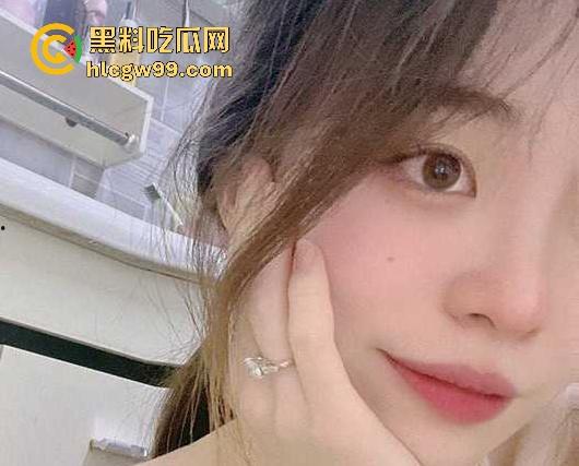 广州大学广告设计的22岁反差学妹【安雯婧】露出私拍福利流出，小穴高清特写，多少舔狗心里的梦中女神！