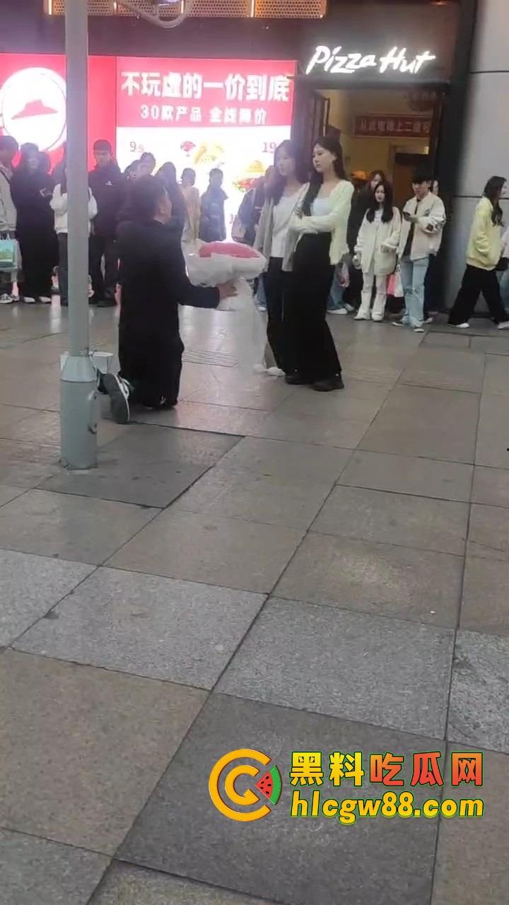 南宁网红求婚人山人海围观，结果女方一巴掌扇得震天响，旁边阿姨吓到后退三步，这到底是爱还是惩罚？