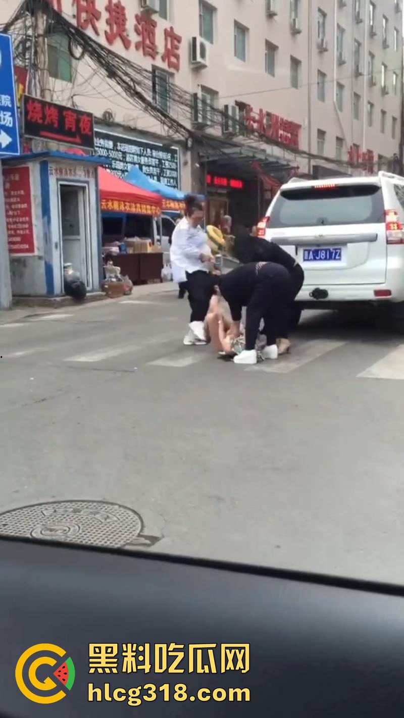 原配带姐妹当街扒光小三，翘臀美腿性感身材全裸露，暴力踹逼踢的美女嗷嗷叫，难怪老公会出轨呢！