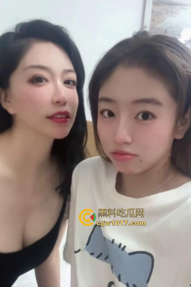 【静安母女】双飞金主，两人一起服侍吸奶，女儿饿了还叼妈妈奶头，女儿坐脸妈妈骑屌，这是享受还是受罪？